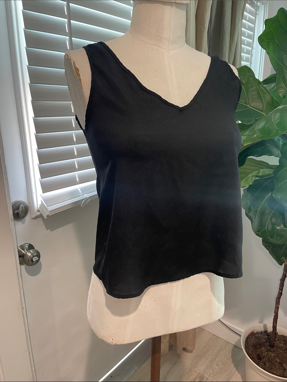 Cute Chiffon-like Black V-Neck Sleeveless Tank Top